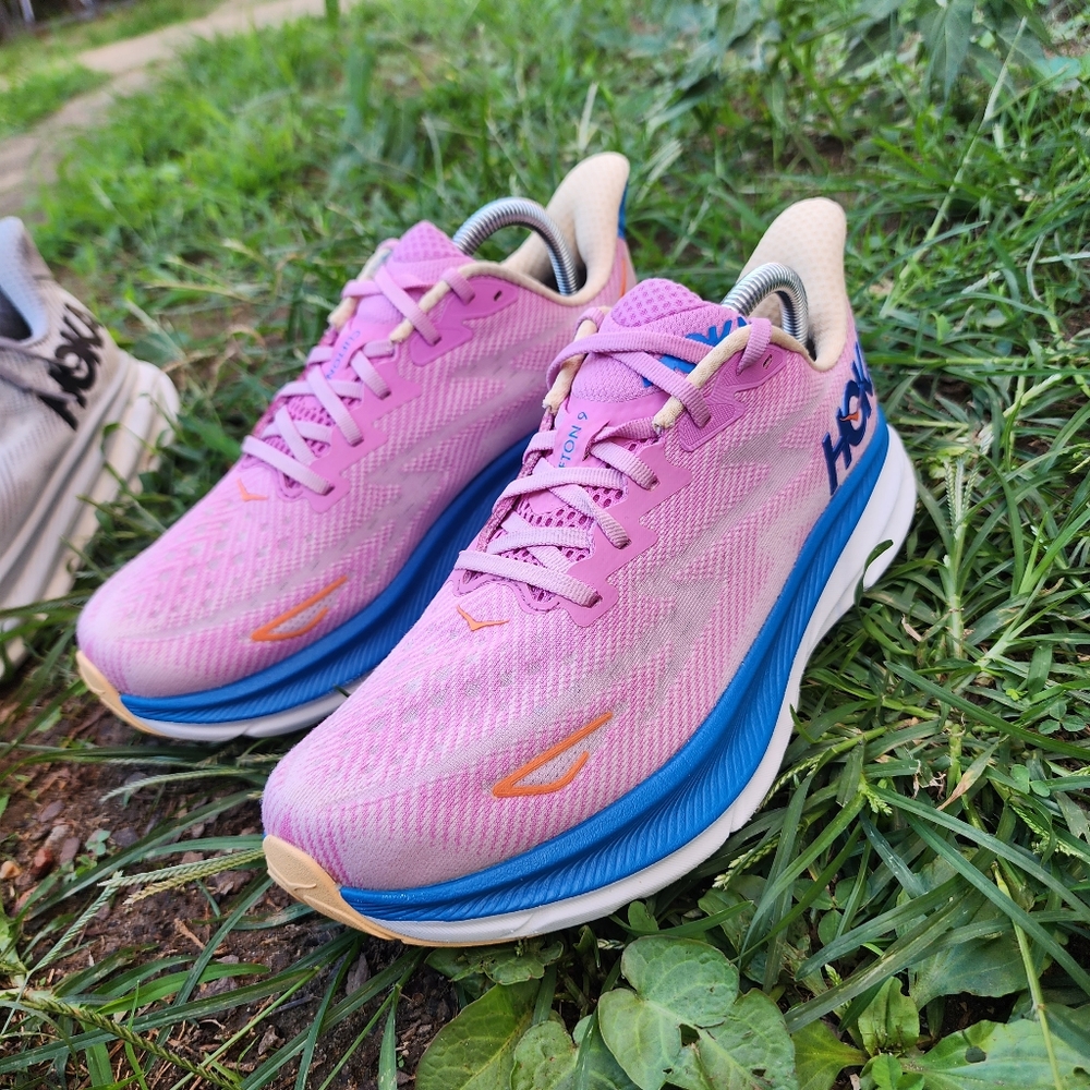 HOKA CLIFTON 9 - Womens Running Shoes - SIZE 9.5B